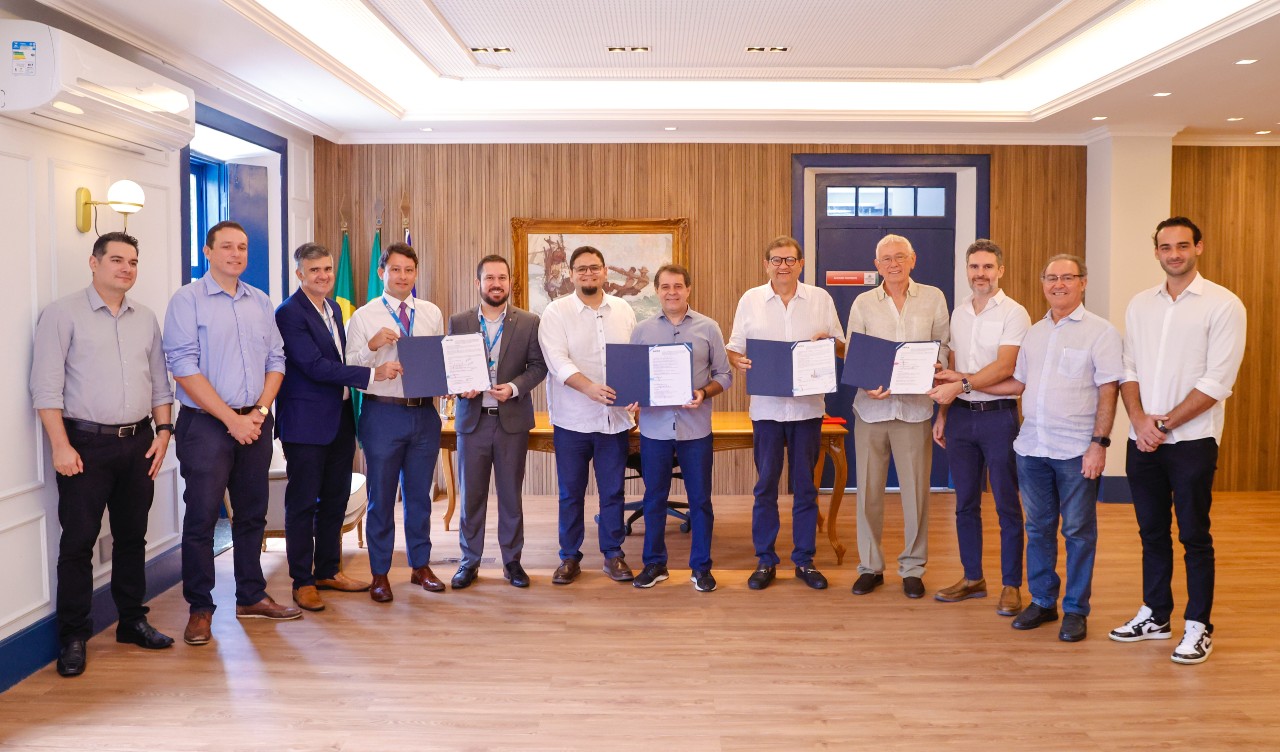 grupo de pessoas posa para a foto no gabinete do prefeito